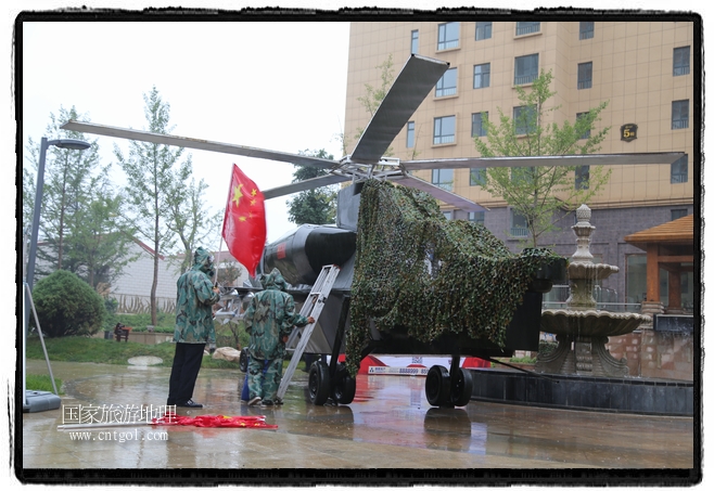 小區(qū)突然出現(xiàn)“飛機(jī)坦克”，其中殲15艦載戰(zhàn)斗機(jī)一架、99式主戰(zhàn)坦克一輛、武直-10武裝直升機(jī)一架，吸引了眾多市民雨中圍觀、合影。
