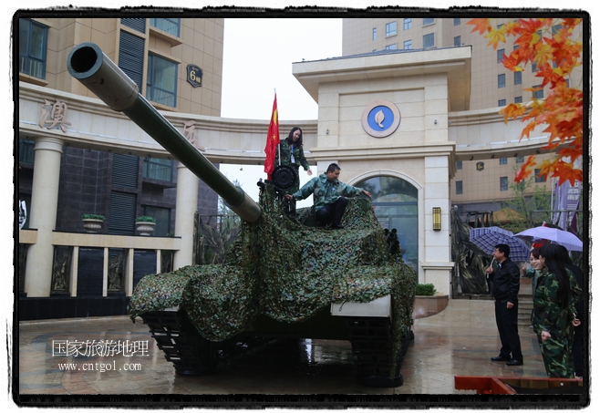 小區(qū)突然出現(xiàn)“飛機(jī)坦克”，其中殲15艦載戰(zhàn)斗機(jī)一架、99式主戰(zhàn)坦克一輛、武直-10武裝直升機(jī)一架，吸引了眾多市民雨中圍觀、合影。