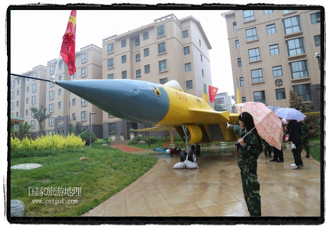 小區(qū)突然出現(xiàn)“飛機(jī)坦克”，其中殲15艦載戰(zhàn)斗機(jī)一架、99式主戰(zhàn)坦克一輛、武直-10武裝直升機(jī)一架，吸引了眾多市民雨中圍觀、合影。