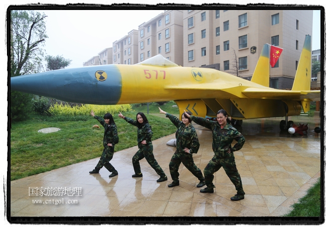 小區(qū)突然出現(xiàn)“飛機(jī)坦克”，其中殲15艦載戰(zhàn)斗機(jī)一架、99式主戰(zhàn)坦克一輛、武直-10武裝直升機(jī)一架，吸引了眾多市民雨中圍觀、合影。