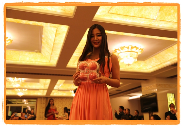 甘肅平?jīng)觯好铨g妹子表演T臺秀 不秀身材秀“金果”(圖)