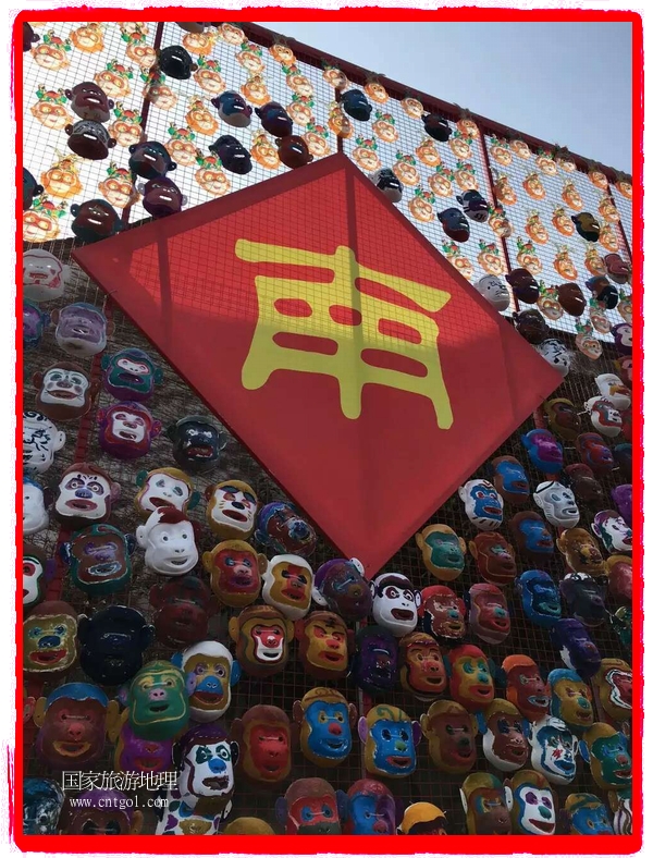 中國規(guī)模最大的猴面具彩繪在南潯古鎮(zhèn)展示。猴子真是今年最紅的動物。 