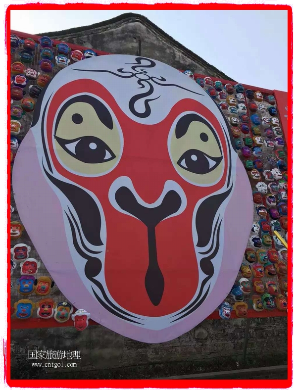 中國規(guī)模最大的猴面具彩繪在南潯古鎮(zhèn)展示。猴子真是今年最紅的動物。 