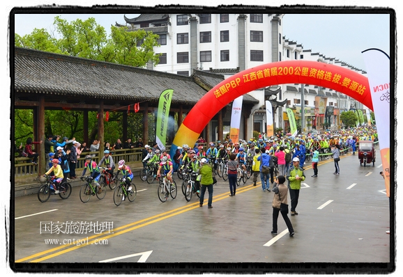 來自江西、安徽、浙江、福建等省市近千名選手參加了比賽，婺源賽道沿途的秀美風光和徽派古村落，給參賽選手留下美好的印象。
