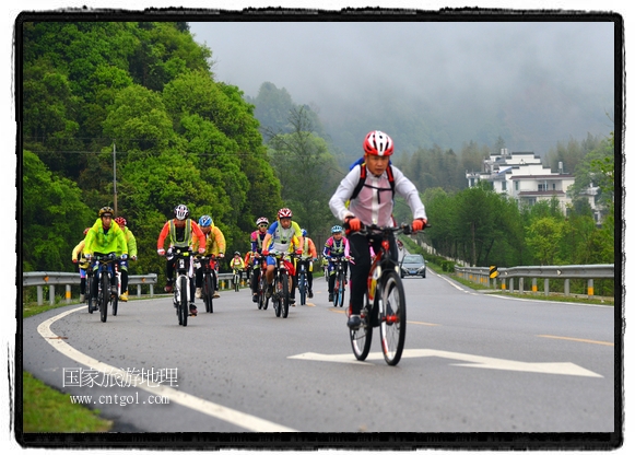 來自江西、安徽、浙江、福建等省市近千名選手參加了比賽，婺源賽道沿途的秀美風光和徽派古村落，給參賽選手留下美好的印象。