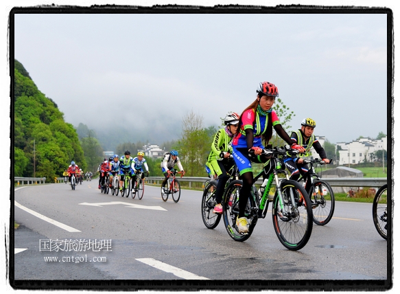 來自江西、安徽、浙江、福建等省市近千名選手參加了比賽，婺源賽道沿途的秀美風光和徽派古村落，給參賽選手留下美好的印象。